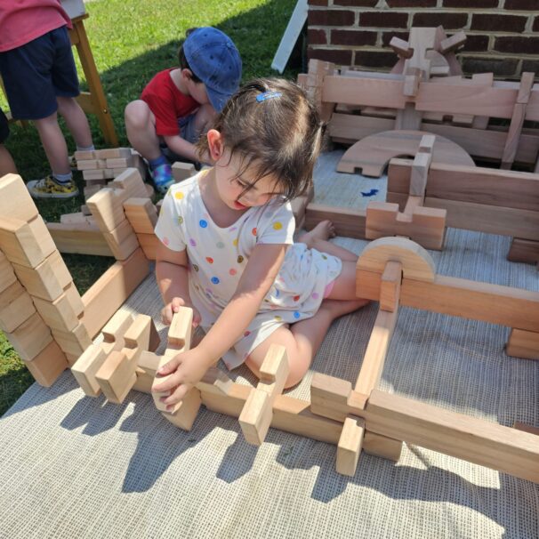 spanish immersion preschool student at work outside at the Spanish Lab and Learning Center in Harrisonburg, VA