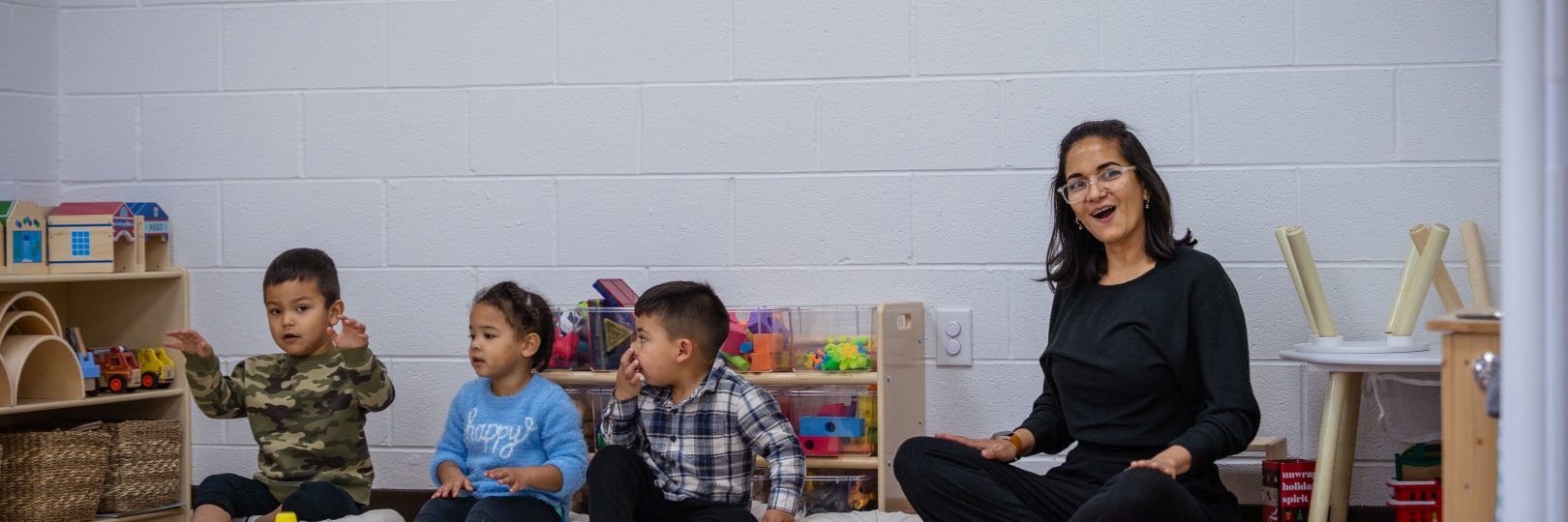 Teacher in immersion program singing and teaching Spanish for kids in Harrisonburg, VA